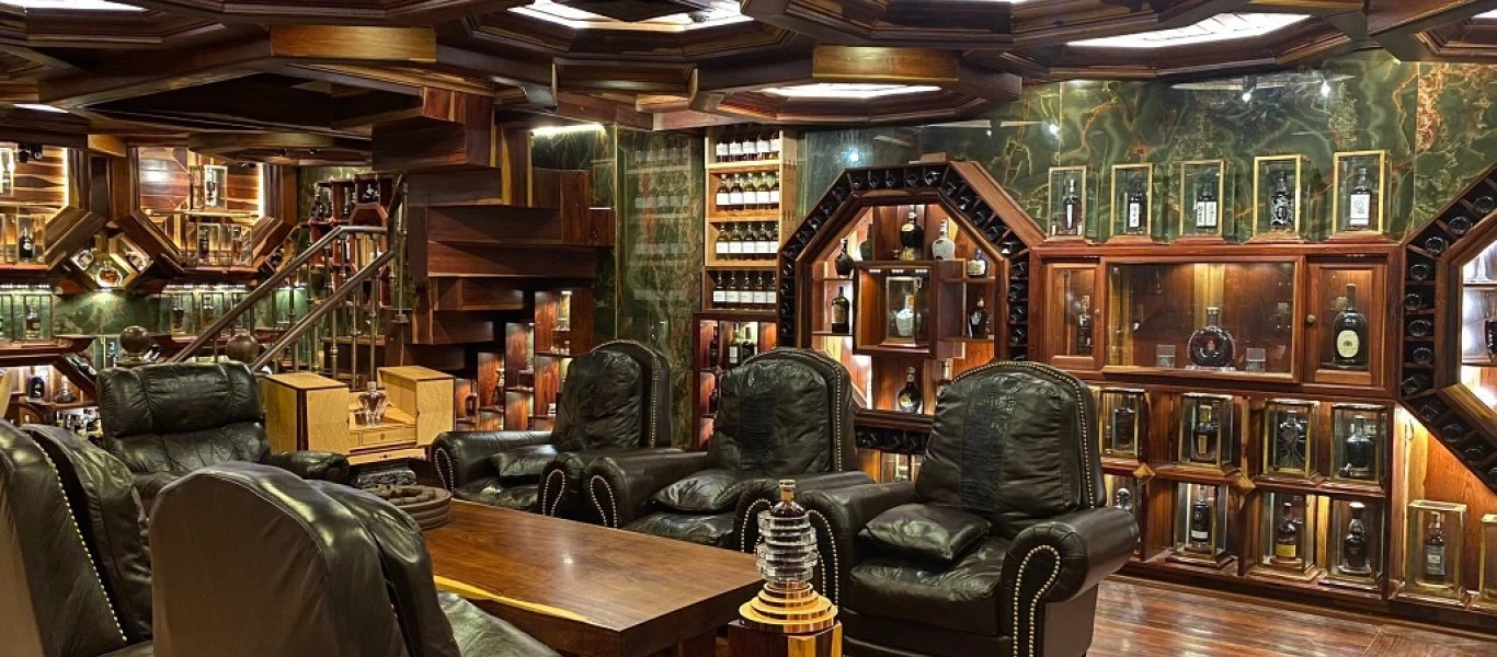 Αυτός είναι ο άνθρωπος που έχει συλλογή ουίσκι αξίας πάνω από 12,5 εκατ. ευρώ - Η ακριβότερη συλλογή στον κόσμο (φωτο)